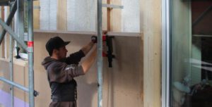 Handwerker baut Haus