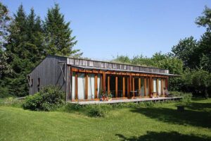 Holzhaus mit Glasfront