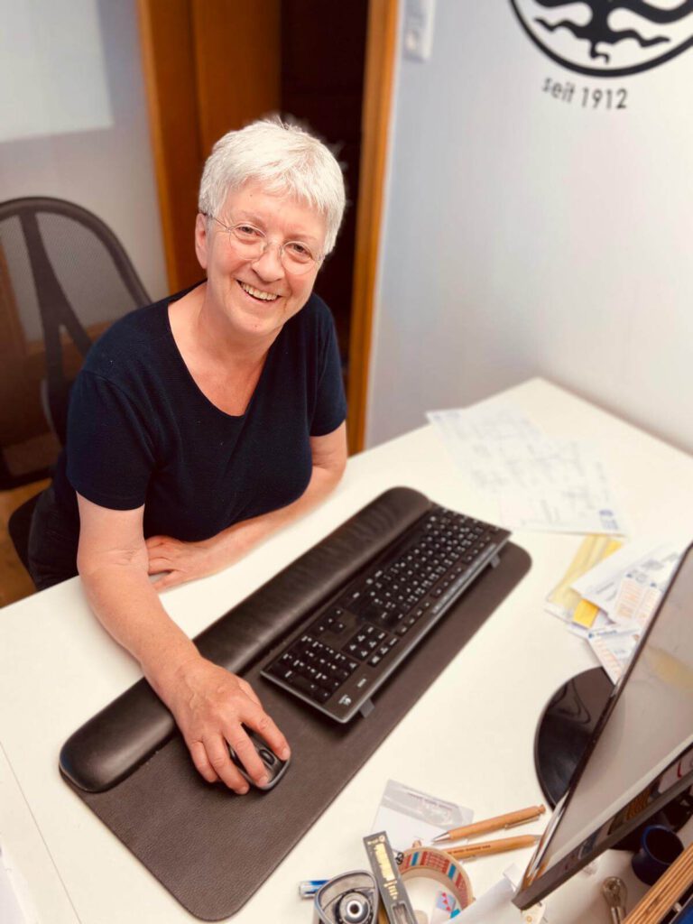 Frau an Computer