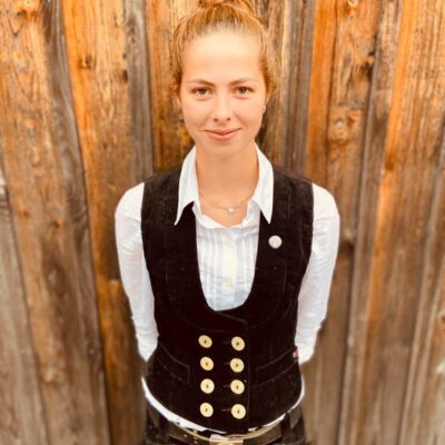 Frau in Zimmererkleidung